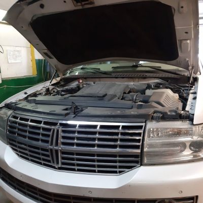 Samochód Lincoln Navigator z otwartą maską